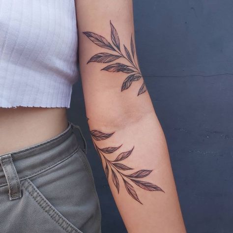 Laurel Tattoo, Blatt Tattoos, Arm Wrap Tattoo, Around Arm Tattoo, Wrap Around Tattoo, Tattoo Plant, Wrap Tattoo, Elbow Tattoos, Vine Tattoos