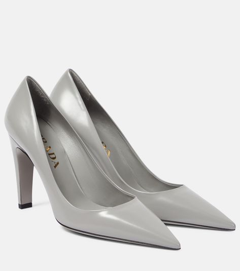 Leather pumps in grey - Prada | Mytheresa Prada Heels, Fashion Shoes Heels, Italian Heritage, Prada Leather, Classic Pumps, Gray Leather, Prada Shoes, High Heel Pumps, Leather Pumps