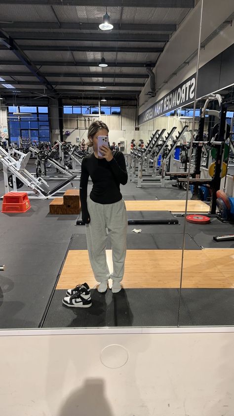 Gym Wear Ideas For Women, Gym Outfit With Hoodie, Gym Comfy Outfit, Cold Day Gym Outfit, Gym Outfits Aesthetic Winter, Aesthetic Gym Outfits For Women, Gym Outfit For Winter, Gym Sweats Outfit, Comfy Gym Fits