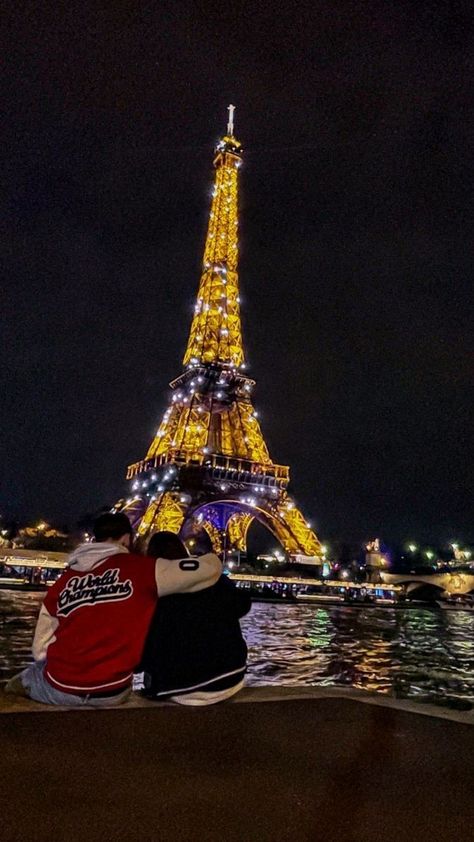 Romantic Pics In Paris, Couple In Eiffel Tower, Paris Eiffel Tower Couple Pictures, Eiffel Tower Couple Aesthetic, Couples In France, Couple Paris Photos, Eiffel Tower Couple Pictures, Love In Paris Aesthetic, Paris Love Aesthetic