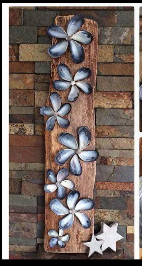 Driftwood Projects, Seashell Art Diy, Beach Themed Crafts, Art Coquillage, Oyster Shell Crafts, Seashell Projects, Shells Diy, Shell Flowers, Airplane Essentials