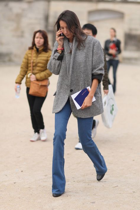 Oversize Isabel Marant blazer Cute Outfits With Flare Jeans, Outfit With Flare Jeans, Geraldine Saglio, Outfits With Flares, Flare Jeans Style, Camille Rowe, Blue Outfits, Emmanuelle Alt, School 2017