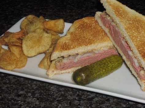 Liverwurst Sandwich Liver Wurst Recipes, Liverwurst Sandwich, Onion Sandwich, Liverwurst, Spicy Brown Mustard, Horseradish Sauce, Canned Fruit, Food Articles, Frozen Vegetables