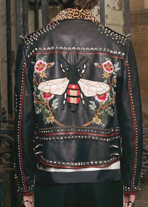 Gucci DIY: Championing the idea of self-expression, Alessandro Michele hands over the design reins, courtesy of the Do It Yourself service. Symbols, including a bee, daggered heart and kingsnake can be embroidered onto the sleeve of knit or shirt. Colorful printed silks are on offer as tailoring linings, and initials can be appliquéd onto bombers, leather jackets and the Ace sneaker. Mode Punk, Painted Jacket, Diy Jacket, Estilo Hippie, Kleidung Diy, Stil Inspiration, Jackets Men Fashion, Ropa Diy, Stylish Jackets