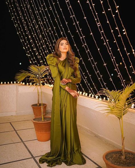 #newtrendings #newstile #dressdesign #simplesaree #simplesareelook #simplesareelook😍 #newcollectionsaree #newcollectionsarees🌷 College Farewell, Blouse Colour, Flair Pants, Wedding Outfits For Women, Pakistani Formal Dresses, Wedding Lehenga Designs, Border Saree, Pakistani Fashion Party Wear, Saree Designs Party Wear