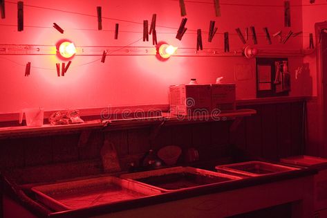 Red Photo Developing Room, Photo Dark Room, Photo Developing Dark Room, Red Room Photography, Darkroom Aesthetic, Home Darkroom, Photography Darkroom, Darkroom Photography, Developing Photos