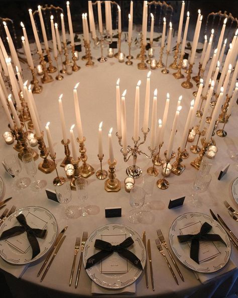 Candlelight Centerpieces, Round Wedding Tables, Candle Lit Wedding, Vintage Wedding Table, Al Fresco Dinner, Elegant Wedding Centerpiece, Tafel Decor, Candlelit Dinner, Wedding Tablescapes