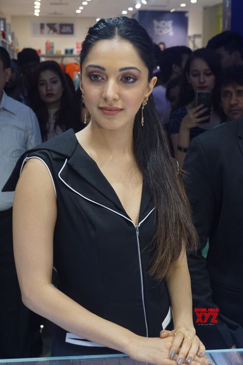 Kiara Advani In Kapil Sharma Show, Kiara Advani Face Shape, Kiara Advani Photoshoot, Face Manifestation, Kaira Advani, Celebrity Prom Dresses, Romantic Photoshoot, Bachelorette Outfits, Kiara Advani