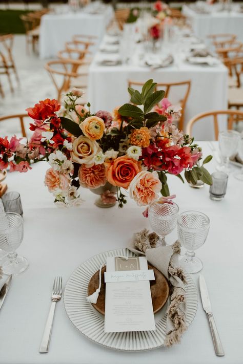 Paprika Wedding Decor, Whimsical Wedding Table Setting, Cheap Flowers Wedding, Paprika Wedding, Wedding With Bright Flowers, Sunset Orange Wedding, Makeup Blanc, Diy Wedding Bouquets, Mexico Destination Wedding