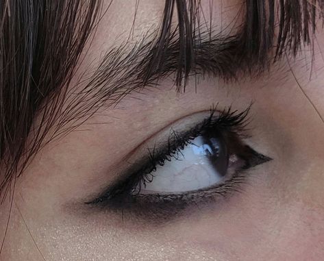 Under Eye Eyeliner Looks, Smokey Under Eye, Eyeliner Under The Eye, 2023 Summer Makeup, Smoky Eyeliner Look, Droopy Eye Makeup, Eyeliner For Big Eyes, Smoky Eyeliner, Smudged Eyeliner