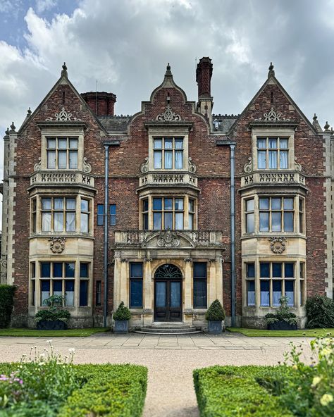 Sandringham House is a private residence of the British royal family, located in Norfolk, England. It has been the country retreat of four generations of British monarchs since 1862. The house is set within a 20,000-acre estate in the Norfolk Coast Area of Outstanding Natural Beauty. Its architecture is characterized by its Jacobean style, with features typical of the period, such as large windows and elaborate chimneys. - #historicpreservation #georgianarchitecture #georgianhouse #stately... Jacobean Manor House, Jacobean Architecture, Regency Architecture, Sandringham House, Jacobean Style, British House, English Architecture, Georgian House, British Traditions