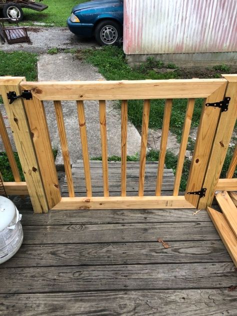 Instead of spening a fortune on a baby gate, create your own baby or pet gate with this simple tutorial. #diy #babygate #petgate #hometalk Patio Gates, Diy Dog Gate, Porch Gate, Diy Gate, Deck Gate, Diy Baby Gate, Townhouse Garden, Wooden Gate, Gazebo Plans