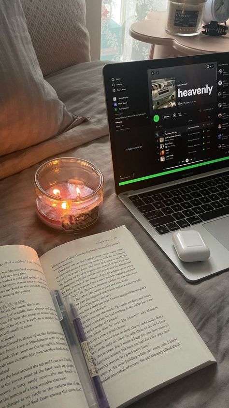 Candles For Motivation, Reading And Candles Aesthetic, Books And Candles Aesthetic, Romanticize Reading, Romantic Study, Reading Book Aesthetic, Study Study Study, Book Vibe, Music Candle