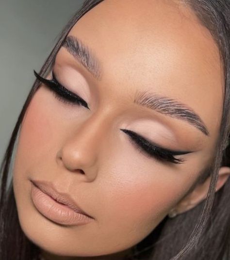 Blended Eyeliner Makeup, Blended Eyeliner Look, Blended Eyeliner, Winged Eyeliner Makeup Look, Smokey Winged Eyeliner, Smokey Wing, Machiaj Smokey Eyes, Eyeliner Lashes, Maquillage On Fleek