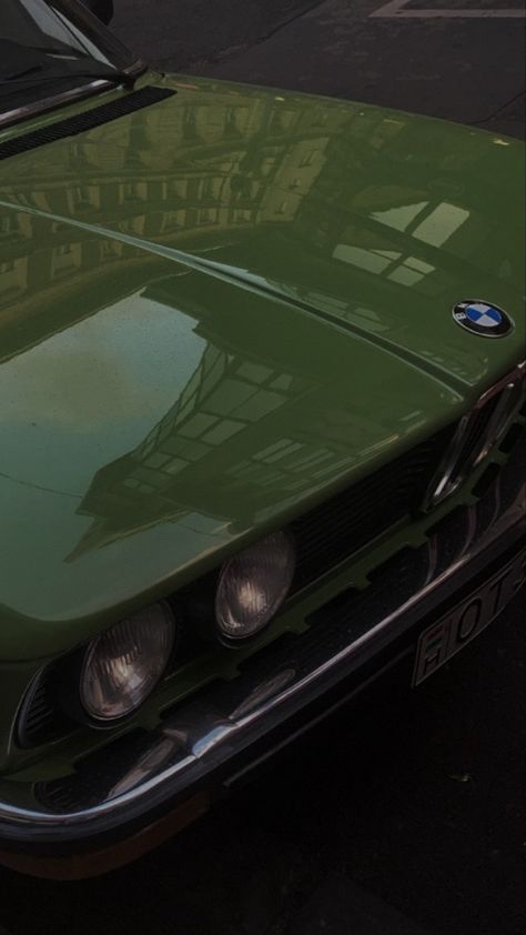 Old Green BWM Car in Budapest Dark Green Car, Bmw Green, Green Ios, Bmw Old, Ios Homescreen, Old Cars, Car Ins, Budapest, Vintage Cars