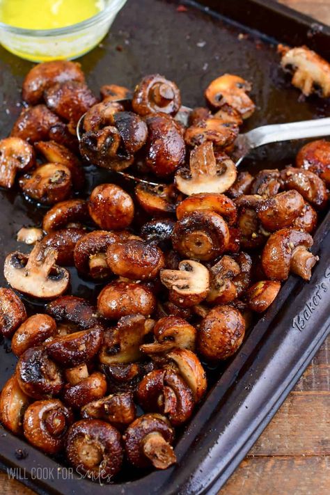 The Best Roasted Mushrooms. Firm, meaty crimini mushrooms are simply seasoned, roasted until tender, and tossed lightly with butter and garlic mixture. #mushrooms #sidedish #roastedmushrooms #easysides Crimini Mushrooms Recipes, Mushroom Appetizer Recipes, Oven Roasted Mushrooms, Mushroom Appetizers, Crimini Mushrooms, Marinated Mushrooms, Pampered Chef Recipes, Cremini Mushrooms, Roasted Mushrooms