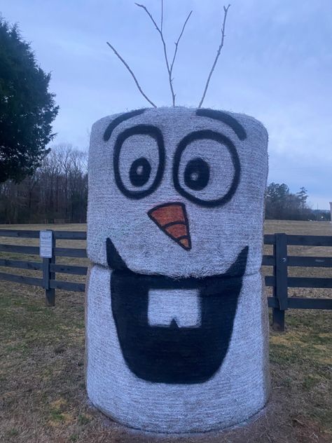 Hay Bale decoration Round Hay Bale Decorating Ideas Christmas, Hay Bale Decorating Ideas Christmas, Round Hay Bale Decorating Ideas Fall, Round Bale Decorating Ideas, Christmas Hay Bale Decor, Christmas Hay Bales, Round Hay Bale Decorating Ideas, Hay Bale Christmas, Christmas Hay Bale