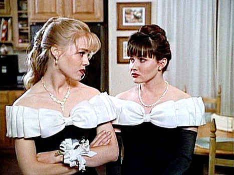 Kelly and Brenda wearing the same dress to the dance on Beverly Hills 90210 Spring Dance Dresses, 90210 Fashion, 90s Prom, Rebecca Romijn, Pop Culture Fashion, Jennie Garth, Luke Perry, Shannen Doherty, Beverly Hills 90210