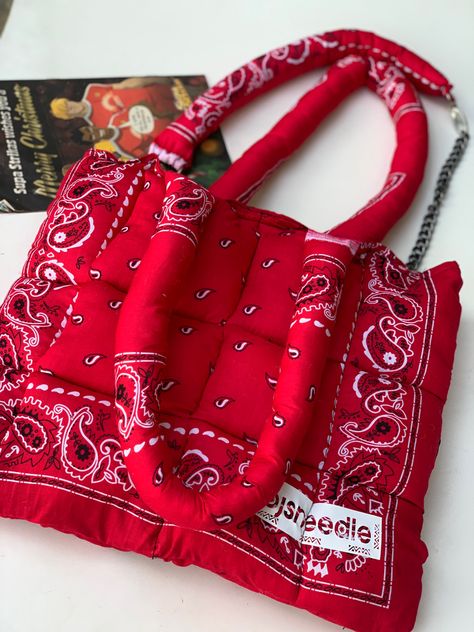 Bandana Puffer Bag, Diy Grunge Clothes, Bandana Bag, Bandana Crafts, Bandanas Diy, Painted Clothes Diy, Bag Patches, Red Tote Bag, Diy Yarn Crafts