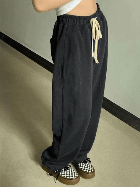 2023 Buy Simple Solid Color Baggy Sweatpants under US$29 in Pants Online Store. Free Shipping with US$69+. Check reviews and buy it today. Style: Casual/Street/Preppy/Sporty/Basics Fabric Content: Cotton, Polyester Fit Type: Relax fit #baggy #backtoschool #backtoschooloutfits #firstdayofschooloutfit #spring #summer #summerstyle #streetstyle #outfits #ootd #trendyoutfits #fashionista #casualoutfits Baggy Sporty Pants, Street Preppy, Pocket Sweatpants, Sporty Looks, Baggy Sweatpants, Bodycon Floral Dress, Black Sweatpants, Home Dress, Brand Board