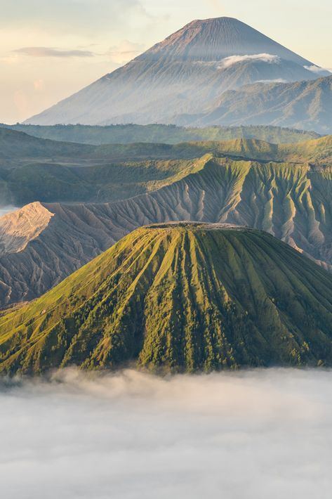 Gunung Rinjani Aesthetic, Mount Bromo Indonesia, Rinjani Mountain, Mount Rinjani, Lombok Island, African Wildlife Photography, Bali Lombok, Australia Travel Guide, Countries To Visit