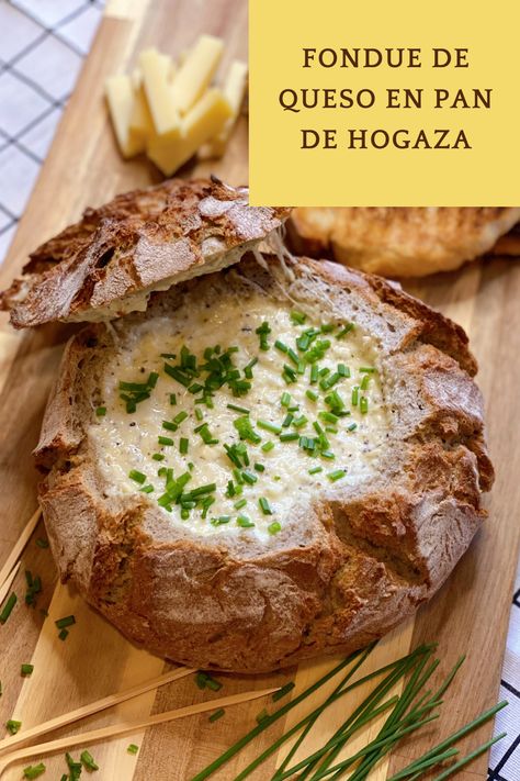 Si os flipa el queso y además queréis una receta fácil, rápida y con la que quedar como un rey ante vuestros invitados, ¡esta fondue de queso en pan de hogaza es infalible! #fonduedequeso #recetasoriginales #recetasfaciles #recetasconqueso Jelly Food, Appetizer Snacks, Camembert Cheese, Jelly, Dairy, Cheese, Snacks