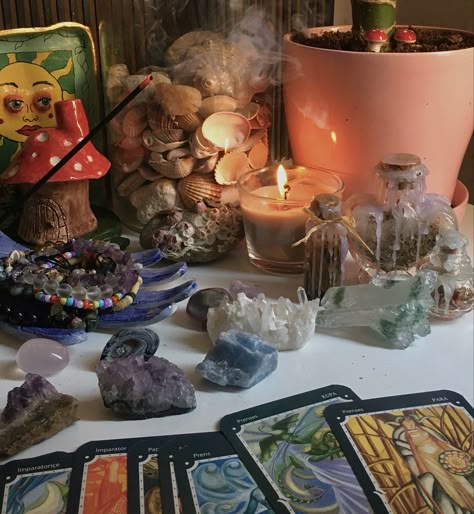 Witchcraft Table, Simple Altar Ideas, Hippie Witch Aesthetic, Witchy Room Ideas, Hellenic Pagan, Whimsigoth Room, House With Plants, Starflesh Core, New Moon In Capricorn