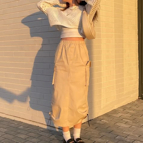 Kakis Skirt Outfit, Styling Long Cargo Skirt, Long Cargo Skirt Outfit Hijab, Cargo Skirt Outfit Modest, Long Beige Cargo Skirt Outfit, Cute Cargo Skirt Outfit, Styling A Cargo Skirt, How To Style Cargo Skirt Long, How To Style A Cargo Skirt