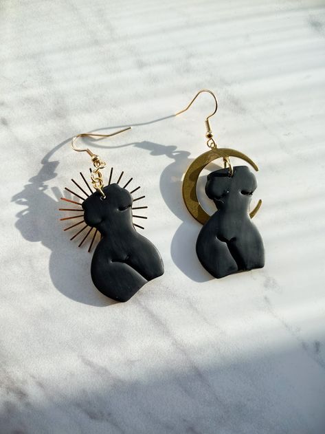 Black And Gold Jewelry, Clay Earrings Black, Black And Gold Earrings, Goddess Earrings, Body Female, Diy Earrings Polymer Clay, Monochromatic Outfit, Handmade Clay Jewelry, Water Perfume