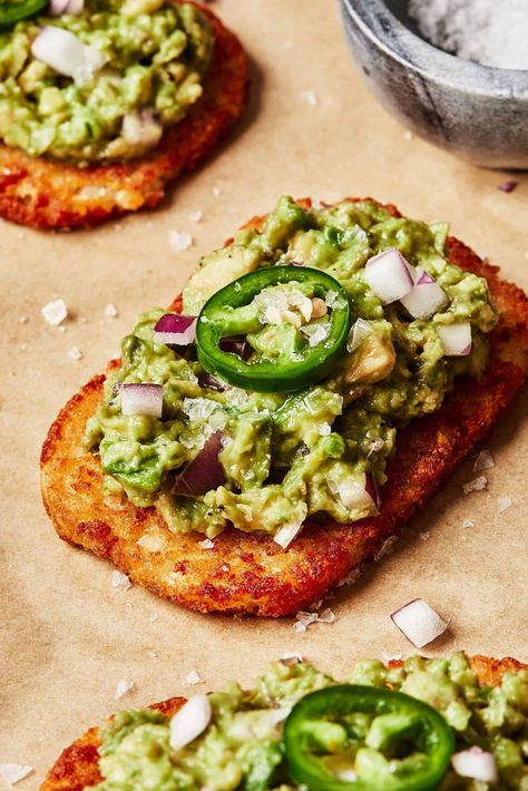 Spicy Smashed Avocado Hash Brown Toasts Avocado Toast Dinner, Meals To Make With Avocado, Avocado Toast On Hashbrown, Healthy Dinner With Avocado, Smashed Avocado Recipe, Hash Brown Avocado Toast, Lunch Recipes With Avocado, Hashbrown Avocado Toast, Hash Brown Breakfast Ideas