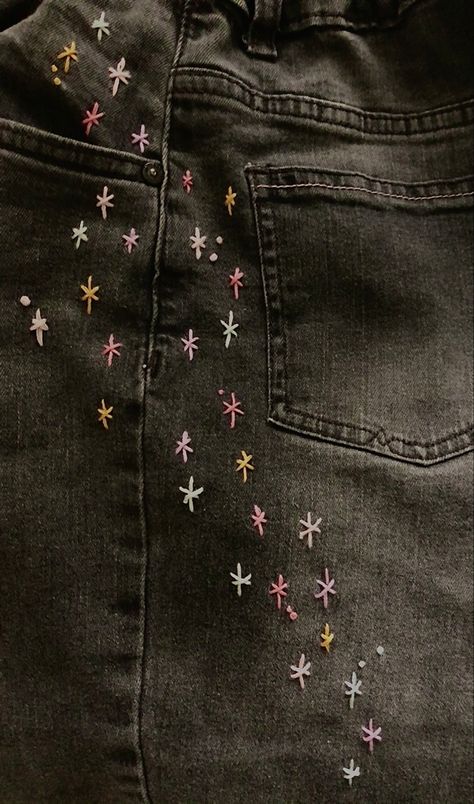 Simple Aesthetic Embroidery, Cool Embroidery Designs On Jeans, Black Jeans Embroidery Diy, Black Jean Aesthetic, Sewing On Jeans Ideas, Different Hand Embroidery Stitches, Simple Jean Embroidery, Space Embroidery Jeans, Black Jeans With Stars