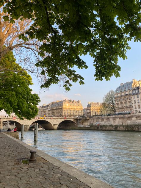 Paris In Spring, Spring In Paris, Summer Abroad, Paris Dream, France Aesthetic, La Seine, Parisian Life, The Seine, Paris Aesthetic