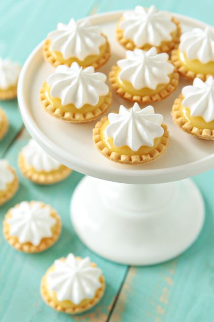 Mini Lemon Meringue Pies are made simple by using homemade microwave lemon curd and store bought tart shells. Tiny Desserts, Small Pies, Mini Lemon Meringue Pies, Microwave Lemon Curd, Meringue Pies, Mini Pie Recipes, Meringue Pie Recipes, Mini Tart, Small Desserts