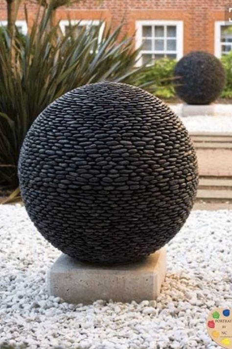 Déco extérieure en béton à faire soi-même Garden Spheres, Garden Balls, Concrete Garden, Concrete Projects, Garden Art Sculptures, Concrete Diy, Garden Structures, Garden Stones, Outdoor Art