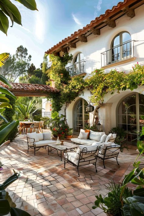 European Outdoor Patio, Spanish Patio Ideas, Casita Guest House, Spanish Style Backyard, Spanish Style Patio, Spanish Backyard, Whitewashed Furniture, Spanish Patio, Patio Fountain