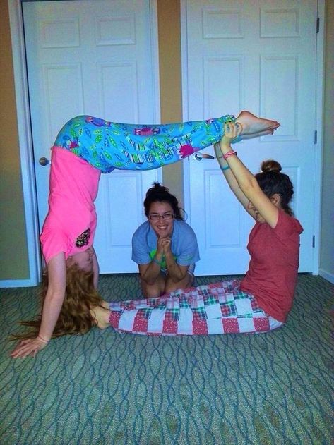 Random Poses With Friends, Cringey Photo Poses, Poses To Do With 3 Friends, Funny Trio Pictures To Recreate, Funny Photos With Friends Ideas, Yoga Poses For Beginners 3 People, Yoga Poses To Recreate With Friends, Funny Photos To Recreate At Home, Trio Acro Poses