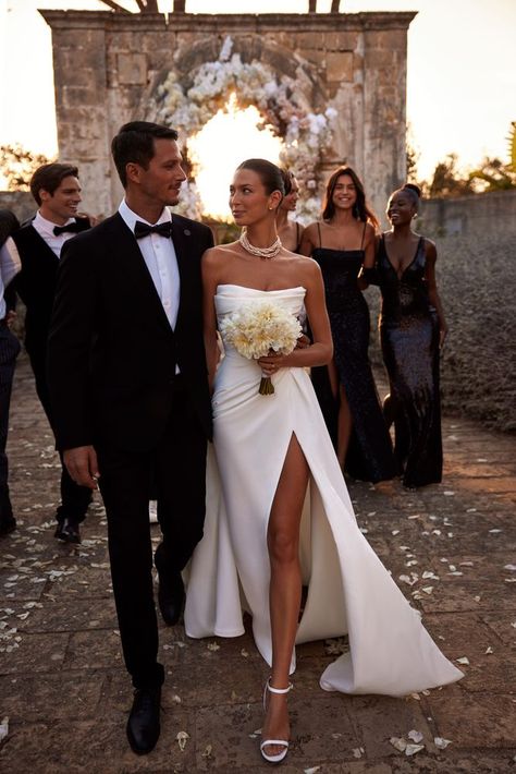 Blake Lively Wedding, Minimalistic Wedding Dress, Old Money Wedding, Italian Wedding Dress, Elegant Long Sleeve Wedding Dresses, Money Wedding, Justin Alexander Signature, Minimalistic Wedding, Rembo Styling