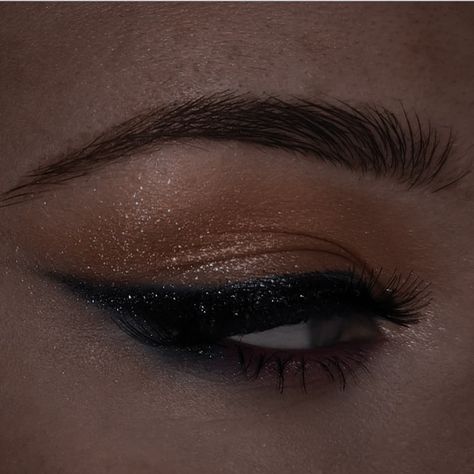 Dark Angel Makeup, Eyeliner Techniques, Angel Makeup, Eye Makeup Images, Pretty Eye Makeup, Cute Halloween Makeup, Creative Eye Makeup, Dark Makeup, Aesthetic Eyes