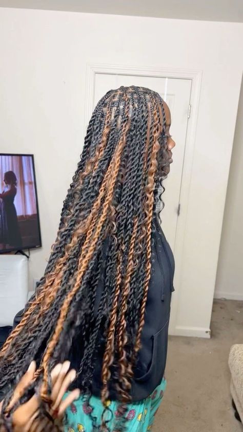 Peekaboo Twist Braids Hairstyles, Twist Braids Hairstyles Peekaboo, Peakaboo Passion Twists, Peekaboo Twist With Curls, Sengelese Twist Boho, Boho Island Twist Peekaboo, Black And Brown Island Twist, Black And Brown Twists, Peekaboo Island Twists