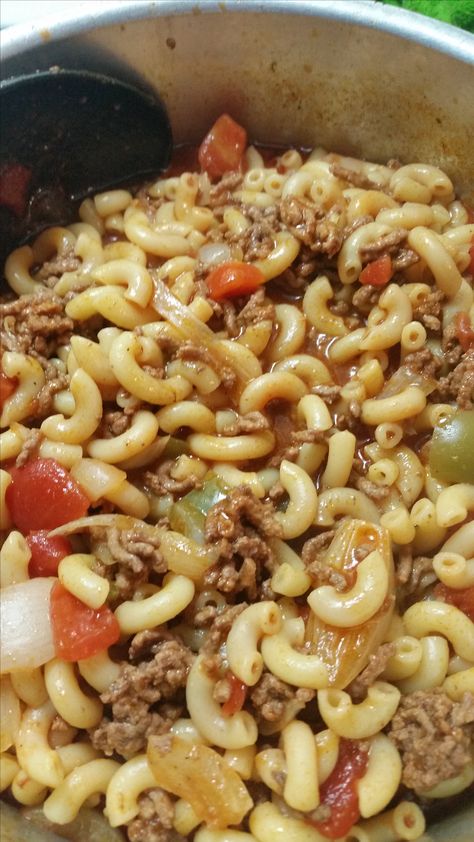 American Lunch Food, American Lunch, Classic Goulash, Easy Goulash Recipes, American Chop Suey, American Goulash, American Dinner, Goulash Recipe, American Foods