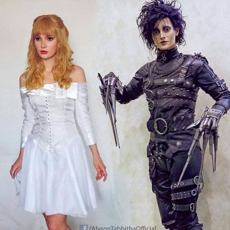 Remarkable likeness of Winona Ryder and Johnny Depp Edward Scissorhands Halloween Costume, Tim Burton Costumes, Inspired Halloween Costumes, Edward Scissorhands Costume, Cosplay Couple, Movie Character Costumes, Halloween Duos, Couples Cosplay, Horror Halloween Costumes