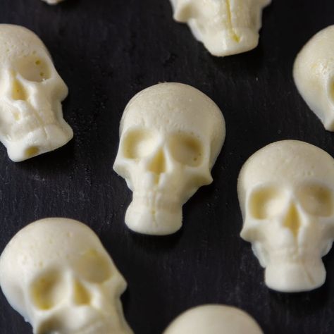 Mozzarella Cheese Skulls, Mozzarella Skulls, Mozzarella Eyeballs, Pumpkin Bread Muffins, Easy Puff Pastry Recipe, Slow Cooker Apple Butter, Banana Walnut Bread, Keto Appetizers, Cheese Mold