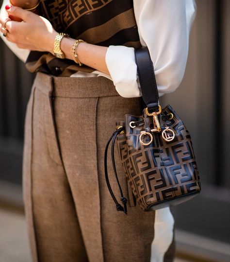 8 Fendi Bags That Will Be Cool Forever and Ever Sacs Design, Street Style Bags, Kelly Bag, Stil Inspiration, Clipuri Video, Quality Handbags, Dolce E Gabbana, 가을 패션, Fendi Bags