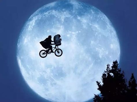 Another Classic bicycle shot remembered... ET Do Aliens Exist, Steven Spielberg Movies, E T The Extra Terrestrial, Et The Extra Terrestrial, Film Cult, 1980s Movies, Mandela Effect, Blair Witch Project, Jena Malone