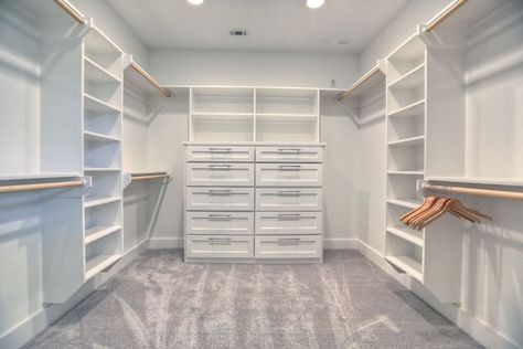 19 Wonderful Walk-In Closets - Home Awakening Master Closet Design, House Closet, Dressing Design, Walking Closet, Closet Design Layout, Dream Closet Design, Walk In Closet Design, Beautiful Closets, Closet Renovation