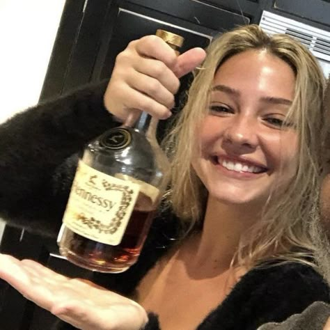 Drunk but still cute Madelyn Cline Cute Pics, Madelyn Cline Cute, Madeleine Cline, Wrong Answers Only, Madeline Cline, Maddie Cline, Sarah Cameron, Nyc Girl, Obx Dr