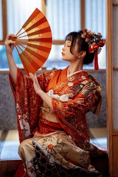 Geisha Poses Reference, Kimono Pose, Japanese Photoshoot, Kimono Poses, Japanese Wedding Dress, Japan Photoshoot, Fan Dance, Japanese Photography, Japanese Wedding