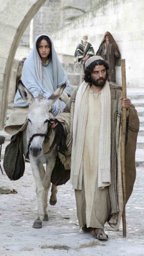 Keisha Castle-Hughes as Mary and Oscar Isaac as Joseph in "The Nativity Story" (2006) Nativity Images, Biblical Costumes, Nativity Costumes, Nativity Story, Broadway Costumes, Jesus Christ Painting, The Nativity Story, Bible Pictures, Christian Movies