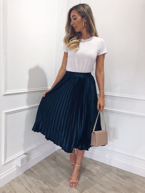 Pleated Outfit, Spring Outfit Women, A Line Skirt Outfits, Rok Midi, Skirt Diy, Spring Work, Long Skirt Outfits, Spring Work Outfits, Gaun Fashion