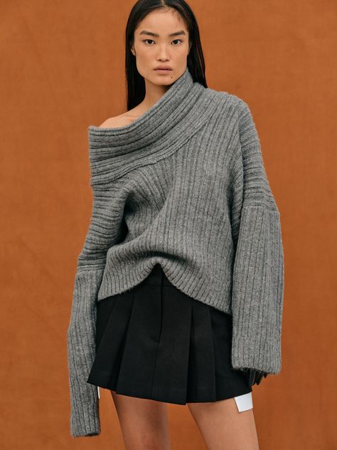 Sweater Weather — DNAMAG Pull Oversize, Solid Color Sweater, Winter Chic, Estilo Chic, Oversized Knitted Sweaters, Sweater Collection, Oversized Pullover, Asymmetrical Tops, Collar Designs